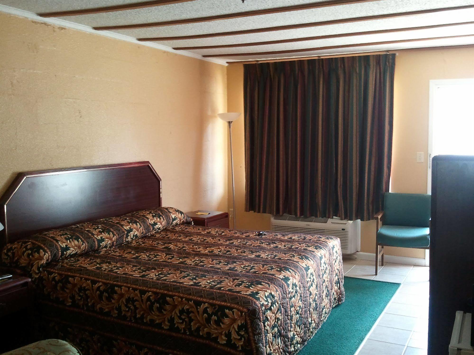 Holiday Motel Hugo エクステリア 写真